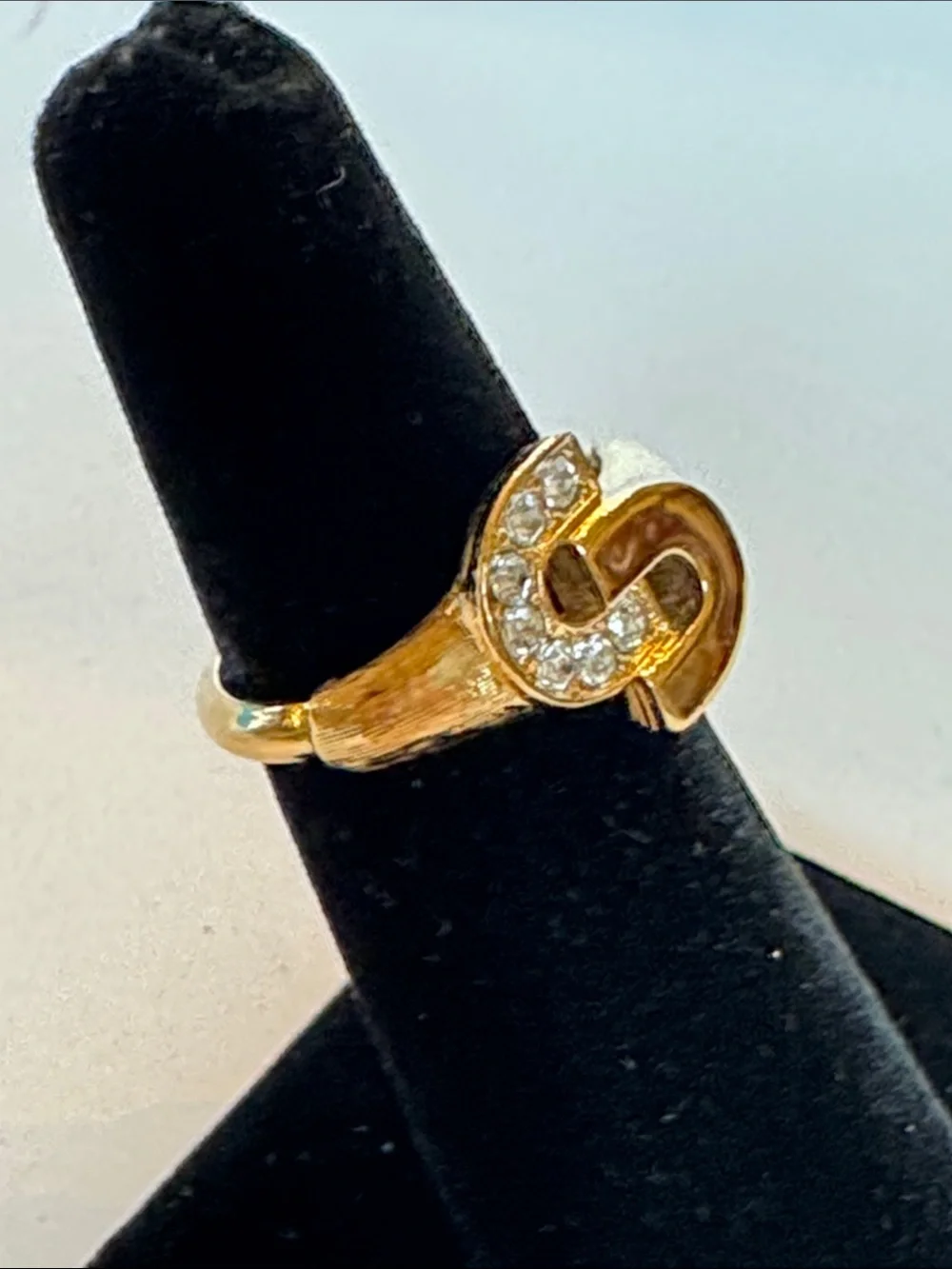 Avon Vintage Gold-Tone Crystal “G” Ring Size 7 NWOT